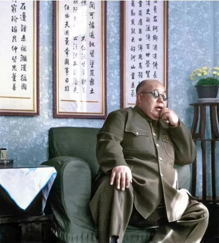 1956年，马鸿逵逃往美国，在他的私人公寓中，大腹便便地享用着他小姨为他准备的乳