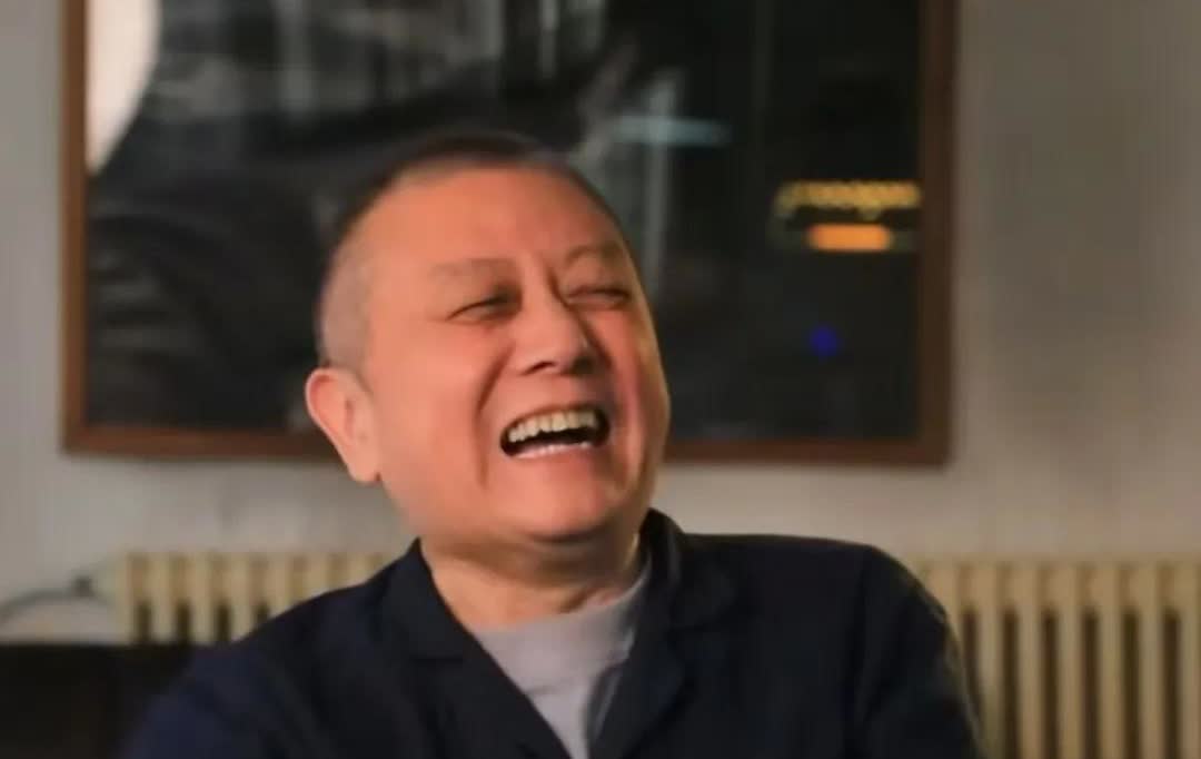 王朔早期和妻子离婚出轨徐静蕾，妻子带女儿去了美国。
在他的托举下，徐静蕾很快成
