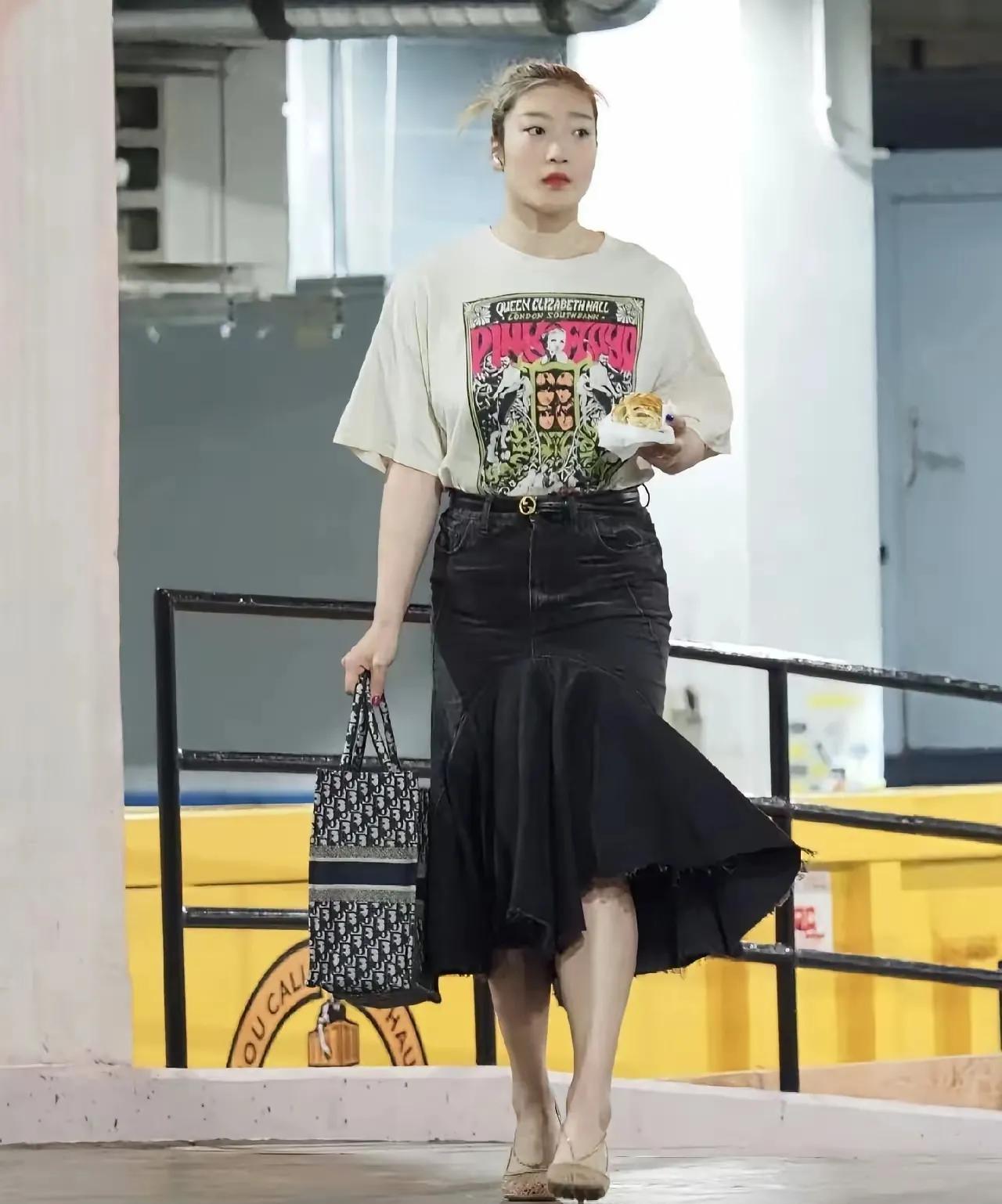 女子职业篮球运动员李梦，时尚造型能提升运动员的自信心，在赛场上发挥更好。
真美！