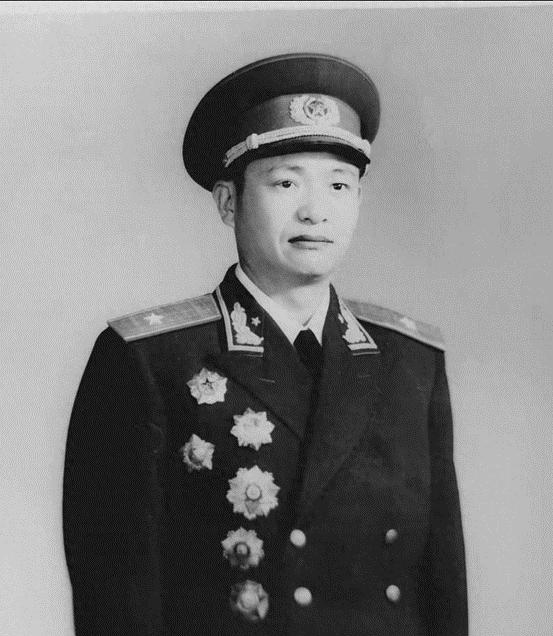 师长留兵团参谋长吃饭被说：仗没打，吃什么饭，副师长：爱吃不吃
“1951年2月1