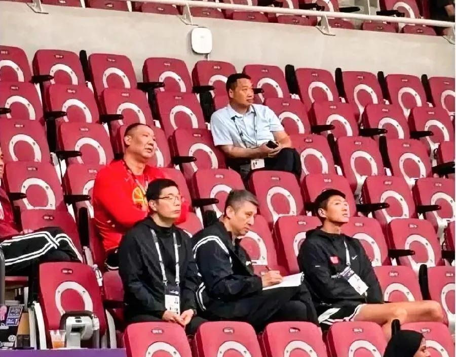 郭士强这备战工作怎么样，观赛还不忘带着笔记本。
今晚是韩国跟关岛抢八强席位的附加