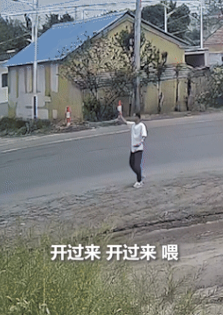 这个男人活到人民日报了！”安徽一大叔看到路边行驶的货车起火，他不但不怕，反而伸手