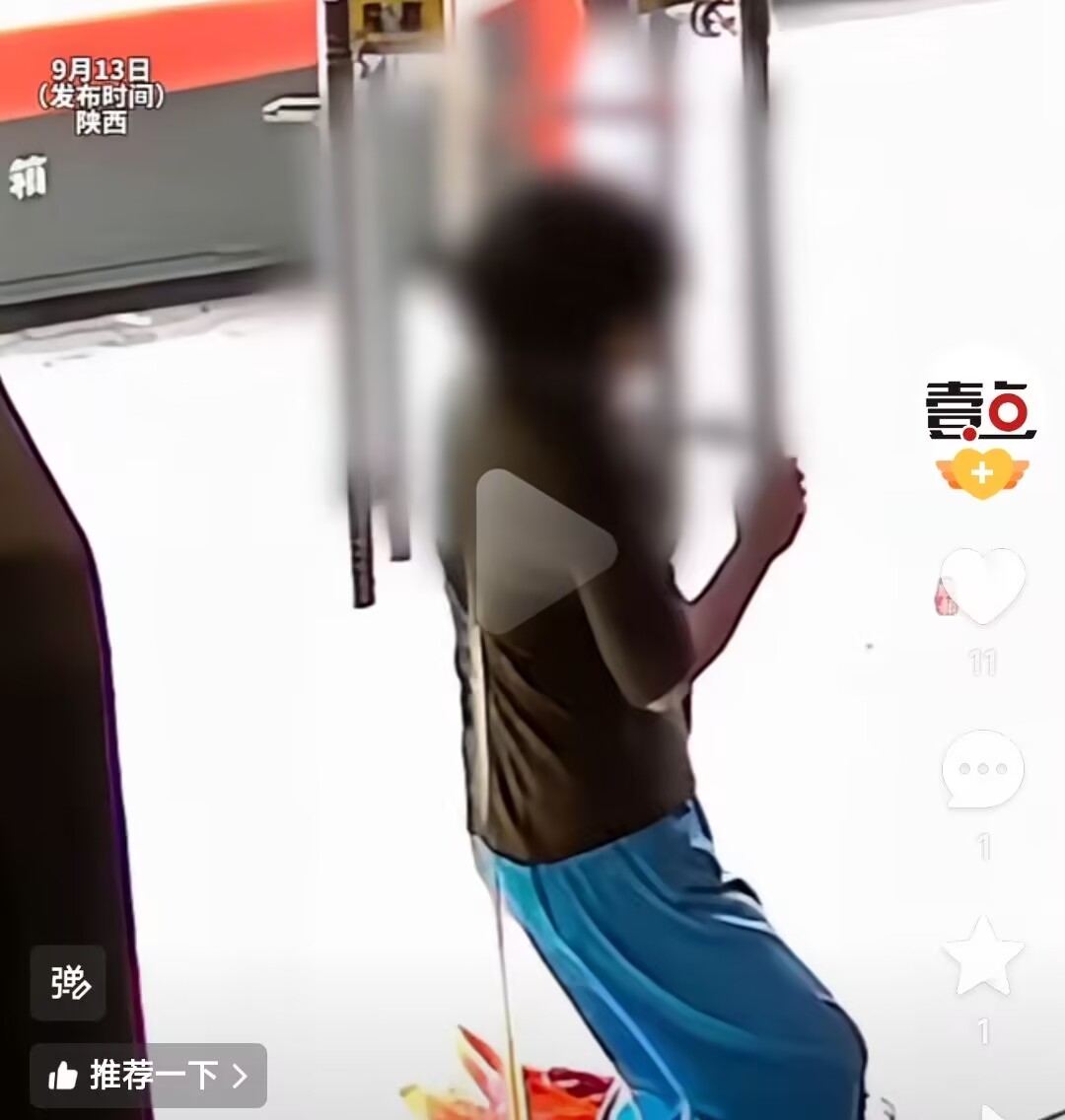 “太嚣张了！”女子竟从店铺门缝里钻进店内盗窃，得手后钻出来时被人撞见询问，她还一
