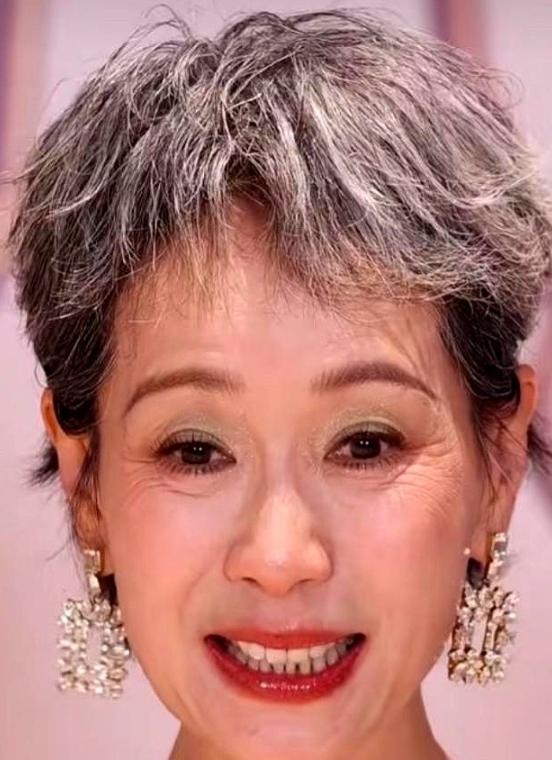 叶童最近在访谈里自曝“三金影后也犯过浑”的时候，我正嗦着泡面差点呛到。

谁能想