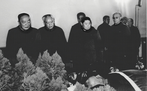 1984年，粟裕大将逝世，4位军队首长来向他的遗体告别。
最左边是军委常务副主席