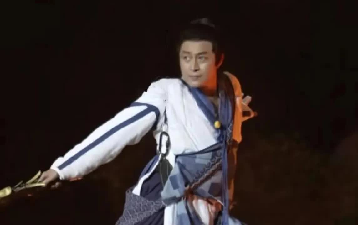 马景涛宋城吊威亚，以张无忌的身份获得了热烈追捧，要知道宋城里年轻的演艺人员非常多