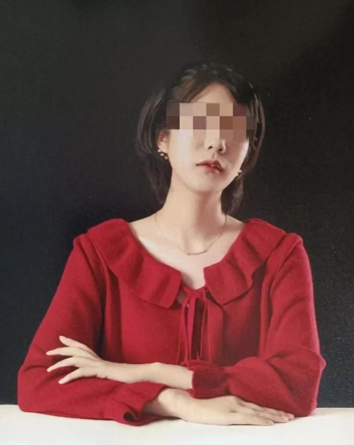 四川一27岁女子独自在家休息，被人敲门骚扰。打开门后一陌生女子冲进来，用自带的刀