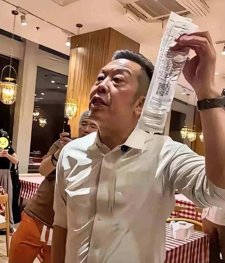 西贝彻底没救了，
西贝的情况不太好，在网上被骂得挺惨的，一个前员工爆料了很多不为
