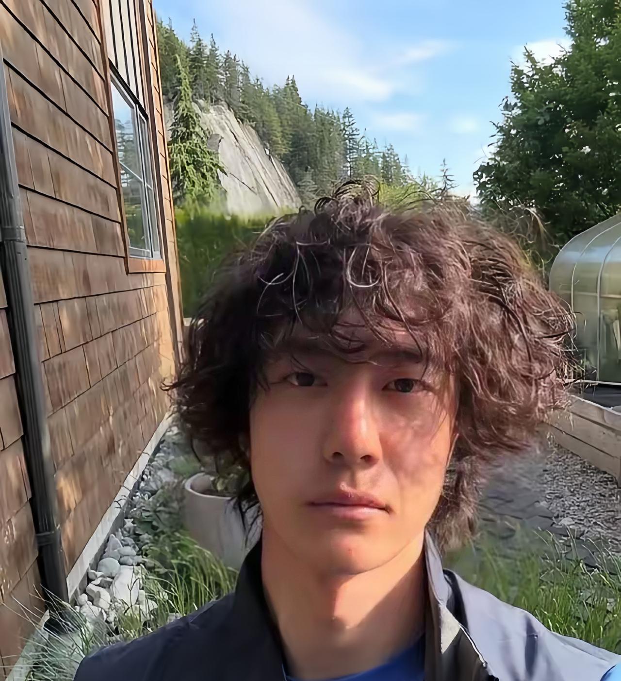 6月11日，王一博晒出自己的自拍照，一头羊毛卷发，感觉可以饰演一个帅帅的“步惊云