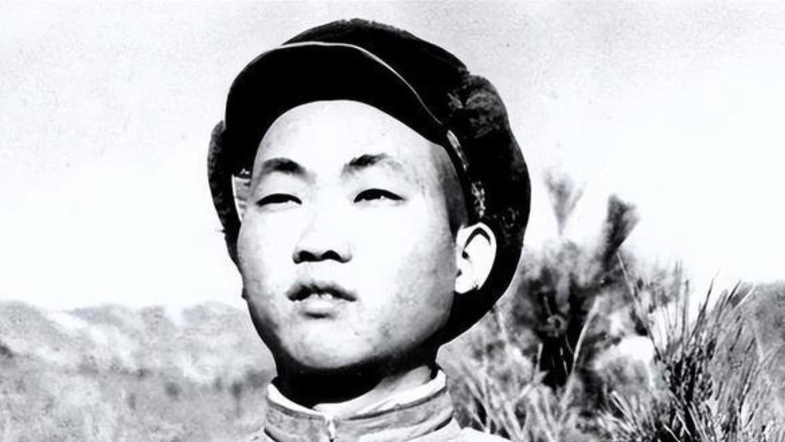 一新战士守阵地时，见美军冲来，忽然他瞥见敌指挥官，便心生一计