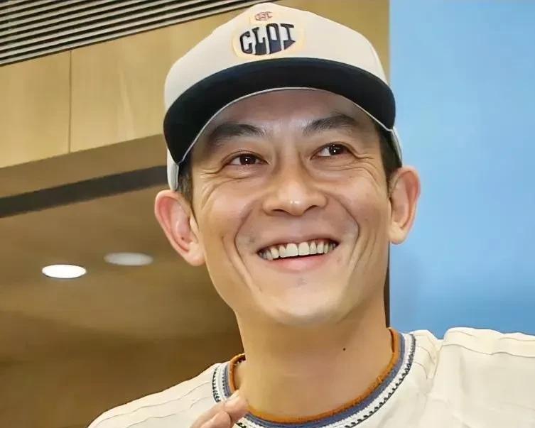 符合我印象里那个痞帅痞帅的陈冠希，
这次我选择支持他，
近日，陈冠希在飞机上与机