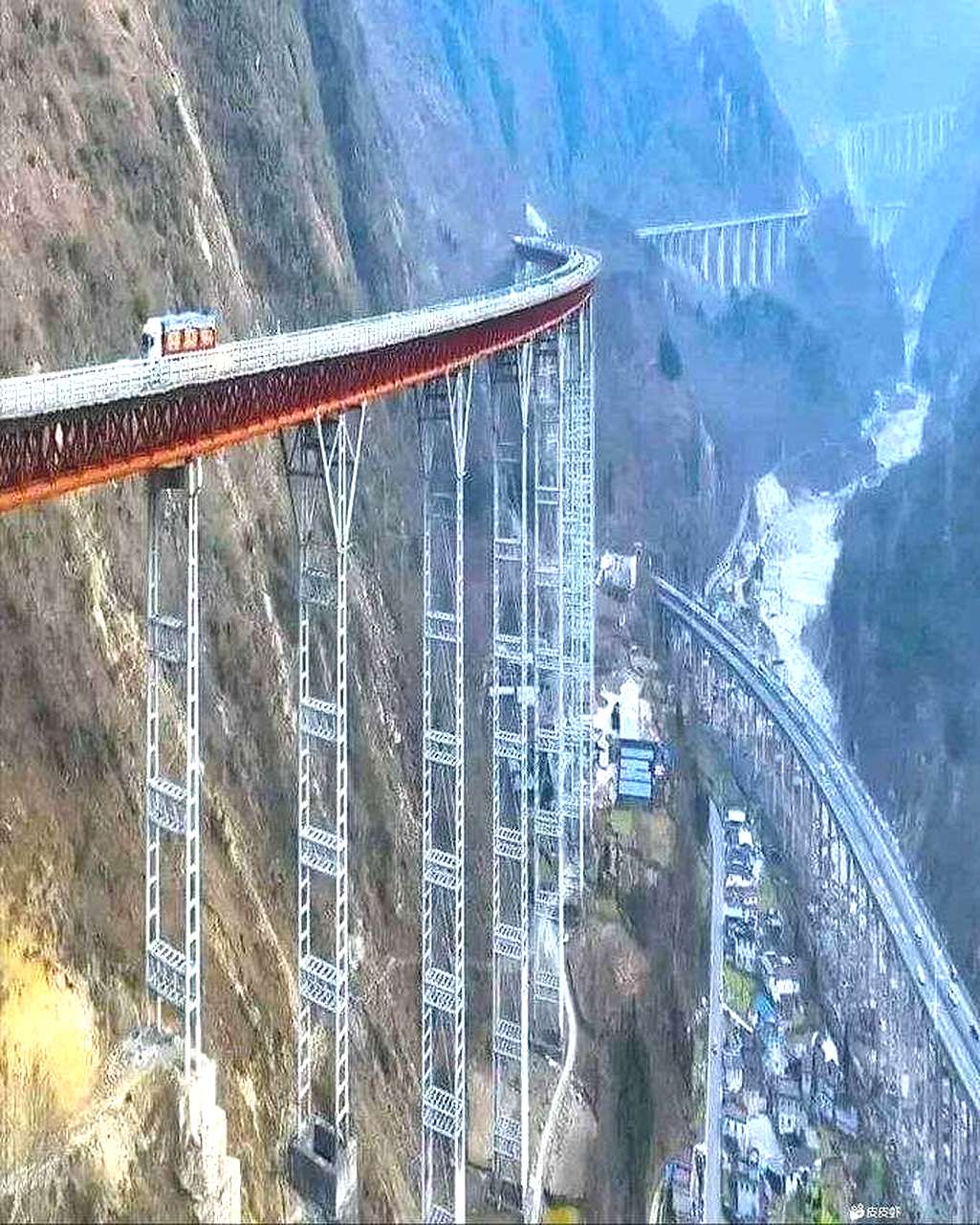 我就纳闷了，山脚下就不能修路么？非得修到天上？