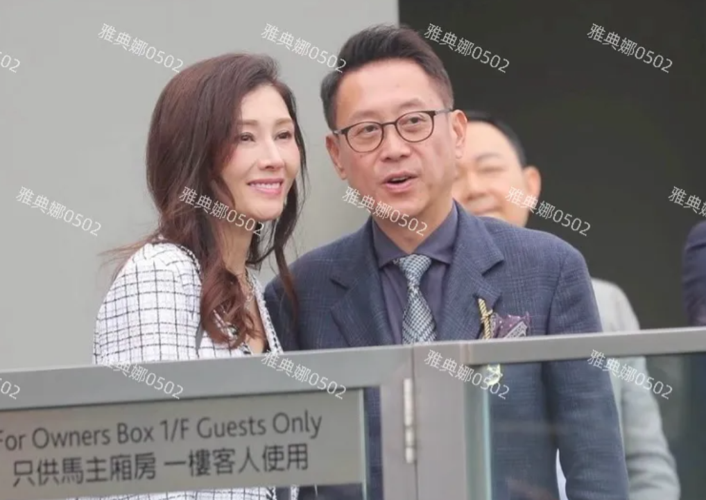 大美女李嘉欣也老了，美颜相机也难掩憔悴！
李嘉欣昨日跟老公一起出席马会活动，53