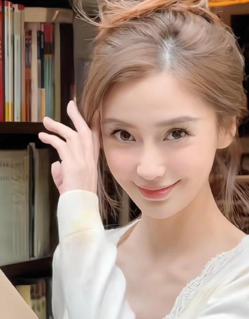 Angelababy真的梦回早期，谁敢相信这个女人今年过完生日就36了！