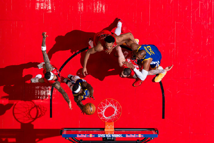 猛龙过江！#猛龙战胜勇士# 
第四节最后1分43秒，
库里投进三分，
在拿下39