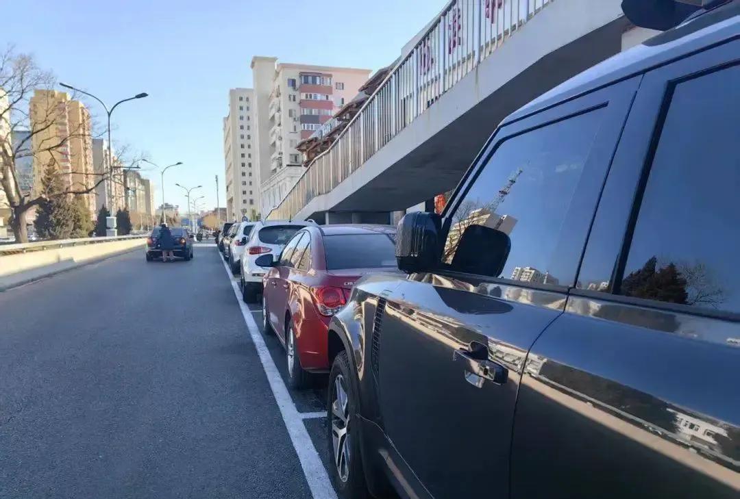 平时走的非机动车道被划上了白线，成了收费停车场，咱也不敢问，这是否合法呢？
本来