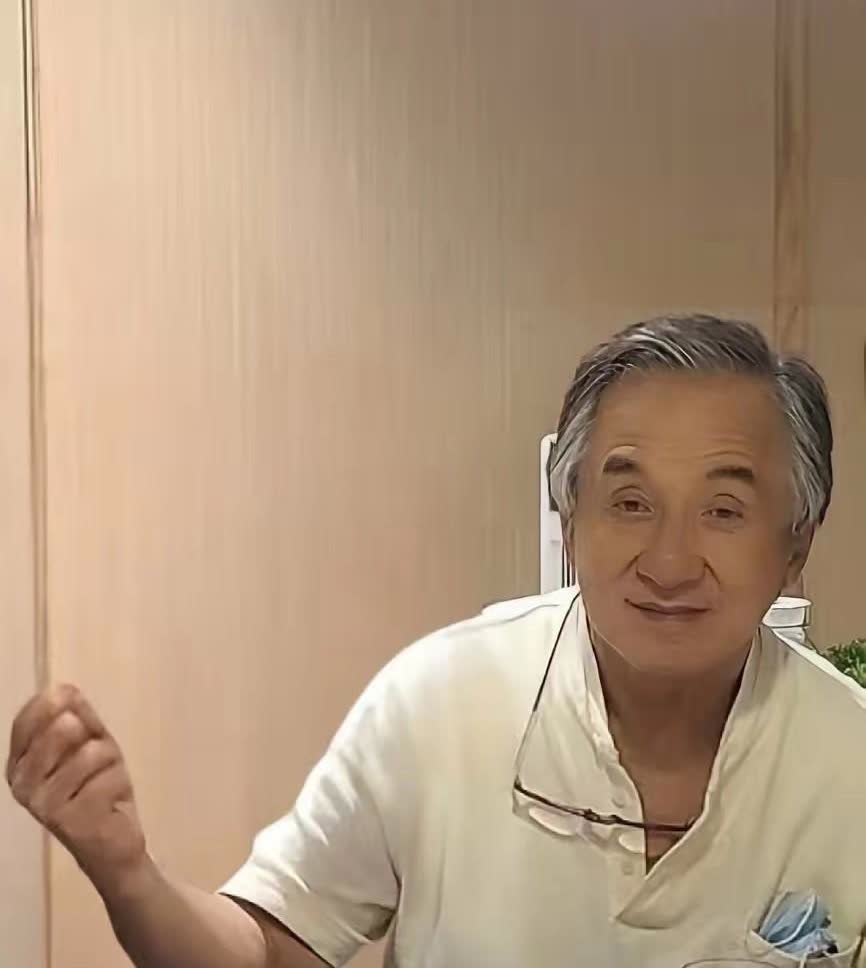几个大哥都老了
成龙1954年出生，如今71岁
洪金宝1952年出生，如今7