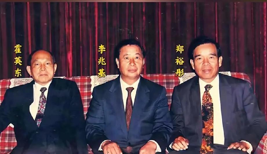 一张合影里，三位靠地产起家的爱国港商站在一起。立国之战时，有人冒险为祖国运送药品