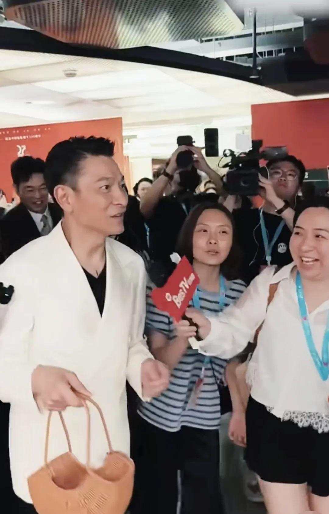 刘德华杨幂张若昀后台聊天合影。家人们谁懂啊！第27届上海国际电影节后台，刘德华、
