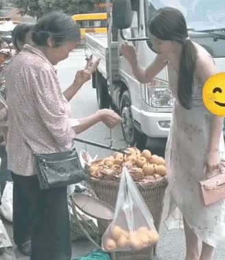 “太缺德了”有一名男子在回家的路上，看到一名年轻女子在路边买黄梨，这名女子挑了七
