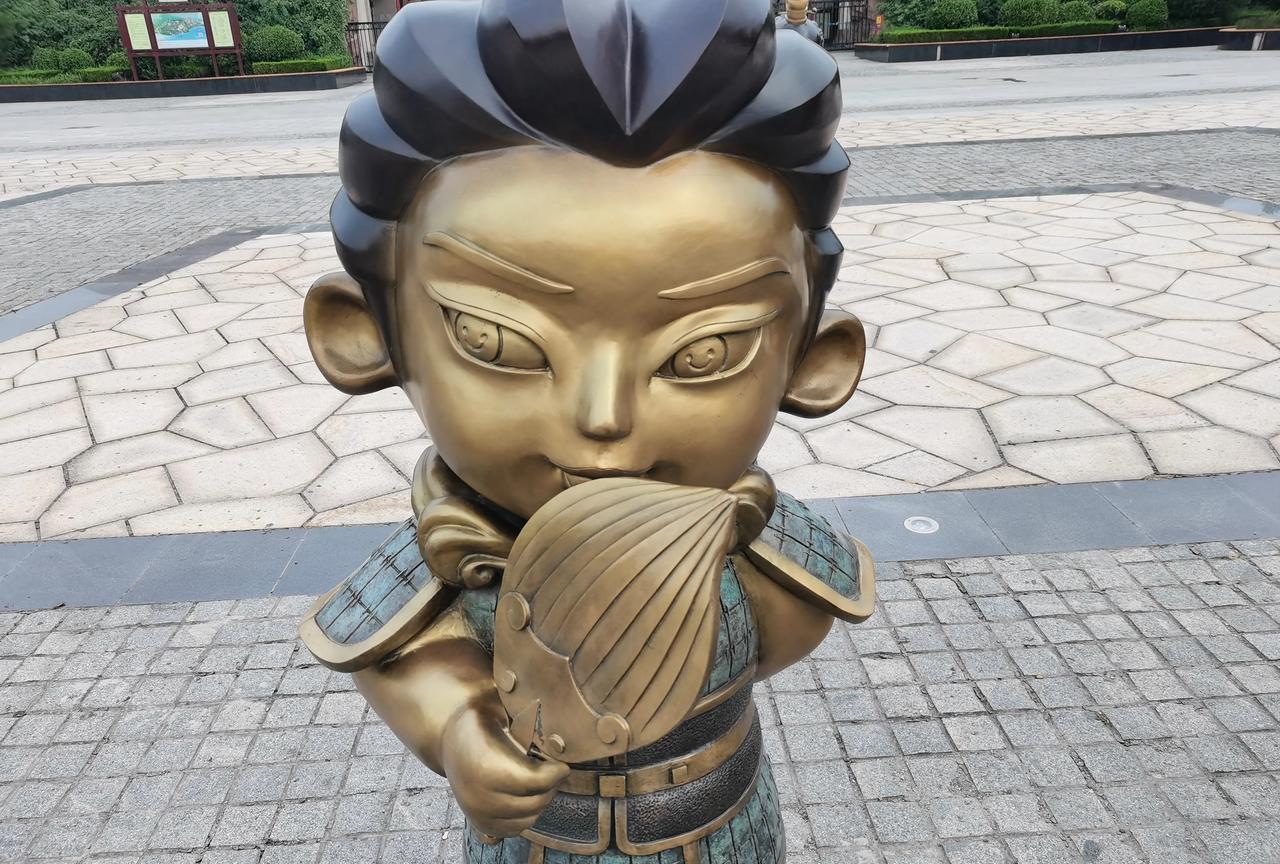 上个世纪还在实行接班制的时候，村联小里分来了一个姓武的年轻老师。身高也就是一米六