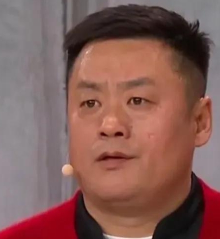 演员宋晓峰说，有名了，有钱了，给父母买了一套房子，两个高兴坏了，左看右看，妈妈还