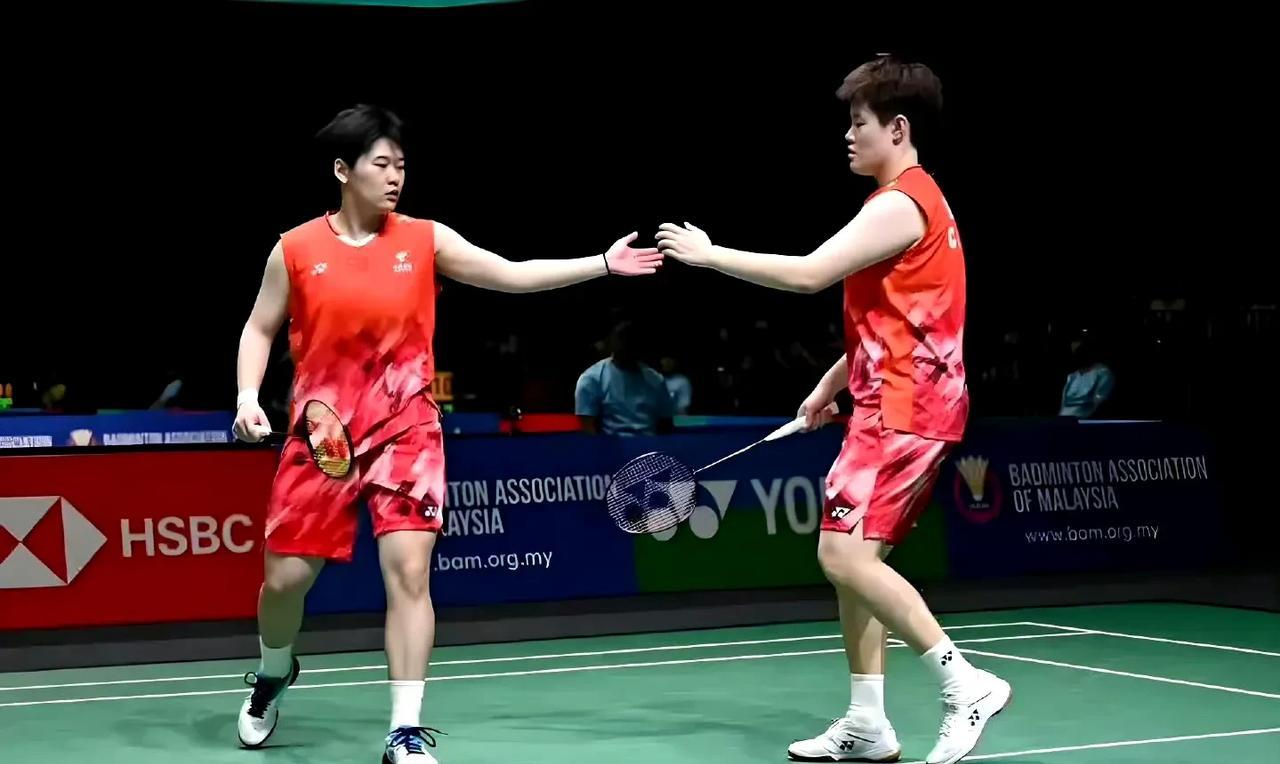 #圣坛组合世锦赛开门红##圣坛组合2比0瑞士组合#
砍瓜切菜，圣坛组合直落两局晋