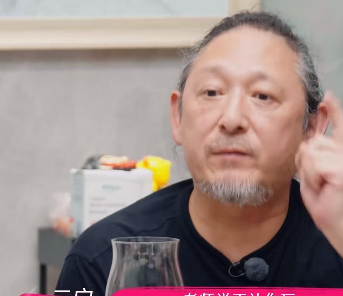 三宝对儿子说：“你上课想玩就玩，不用管老师，也别听老师的话，开心就好。”丈母娘立