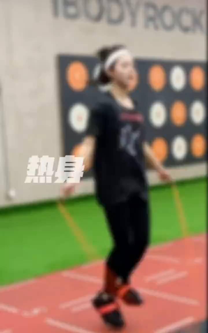 热身环节。
基础动作训练：打靶，四次连击，格斗式准备，沙袋，训练，移动，砰，直摆