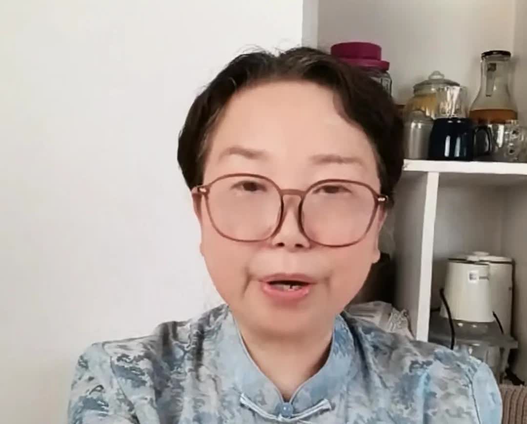杜大娘果不其然，又出来直播了！
前天刚发完小作文，
被云昊发文怼回去，
杜