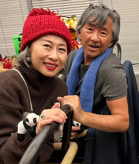 64岁叶倩文，78岁林子祥，这对老夫妻真甜蜜呀，无儿无女也过得超幸福……

在深