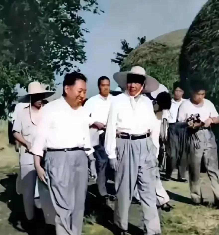 毛主席说：“人民、只有人民，才是创造历史的动力。”毛主席的人民观，就是不脱离人民