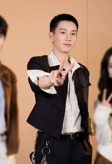 在他的价值观里，拒绝不需要的比接受更需勇气。无论是无关的标签还是额外的负担，懂得