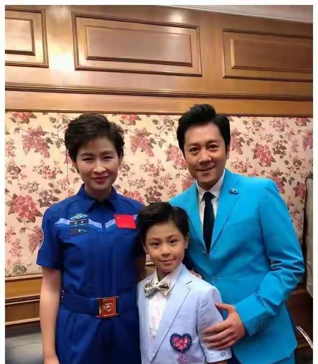 看温文尔雅的蔡国庆性格很柔和，应该很讨女孩子喜欢，但是他却在43岁那年才结婚，如
