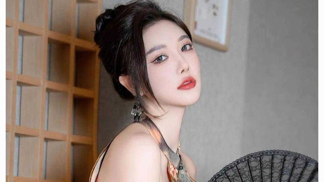 印花旗袍配黑丝，东方韵味直接拉满