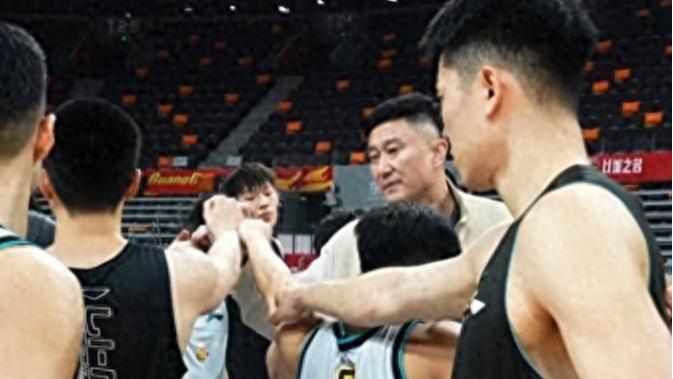 麦考尔拆掉护具行走自如 首秀时间已确定 徐杰迎来最好帮手