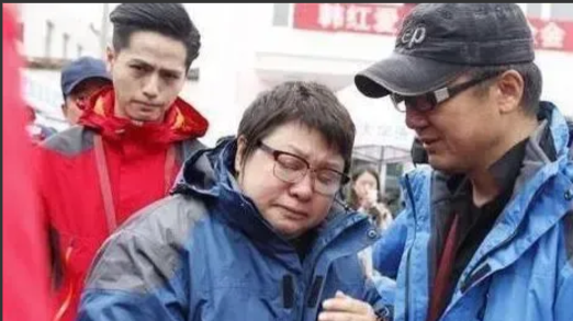 当年，韩红在一个穷的连路都没有的山沟里把捐款分发到每家每户，突然有个男人瘸着腿过