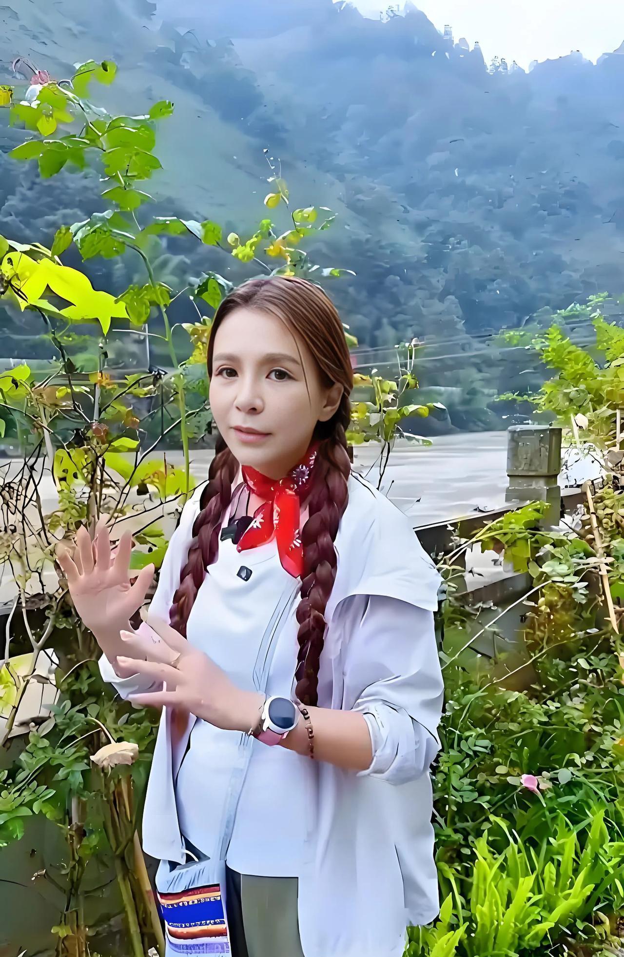 出门旅游，碰到了家喻户晓的明星主持。哎呦，我的天啊，这是咋的了，真的快认不出来了
