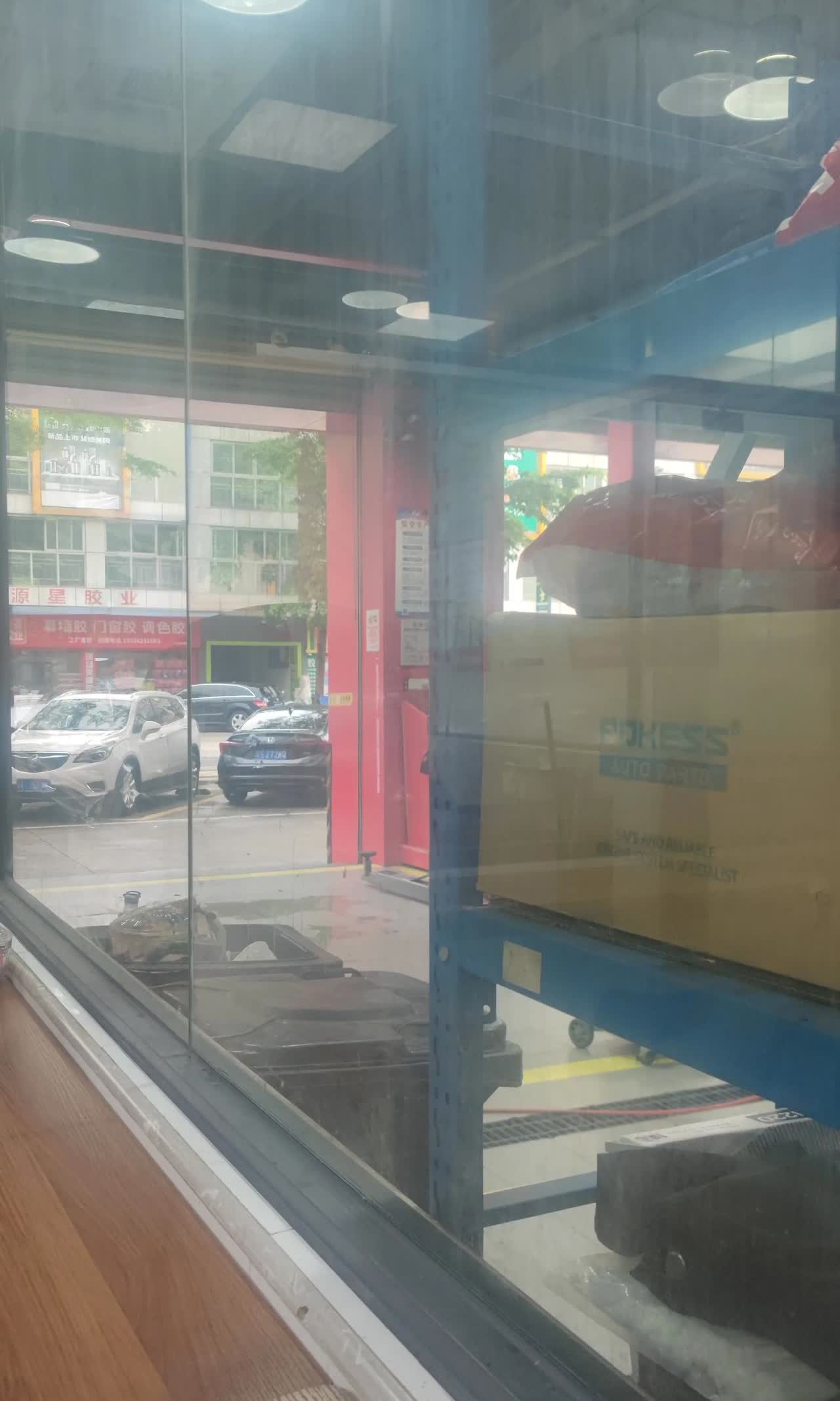 今天去4S店给开了四年多、跑了六万公里的爱车做保养。售后经理检查后，建议我更换刹