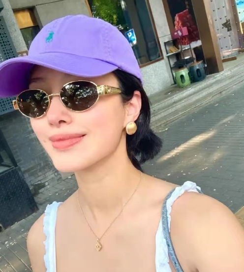 产后的杨采钰已投入工作中，恢复不错，状态超好。