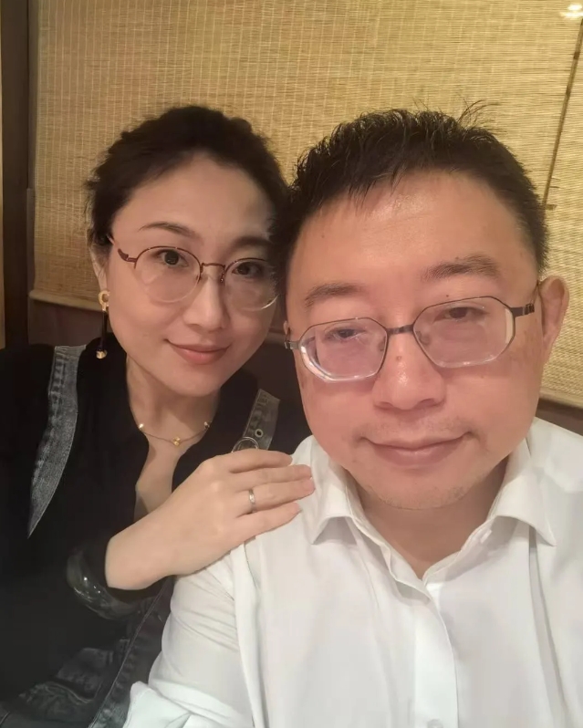 见过大方的，还真没见过这么大方的。
网红沈逸教授的妻子段畑畑，给自己的粉丝发红包