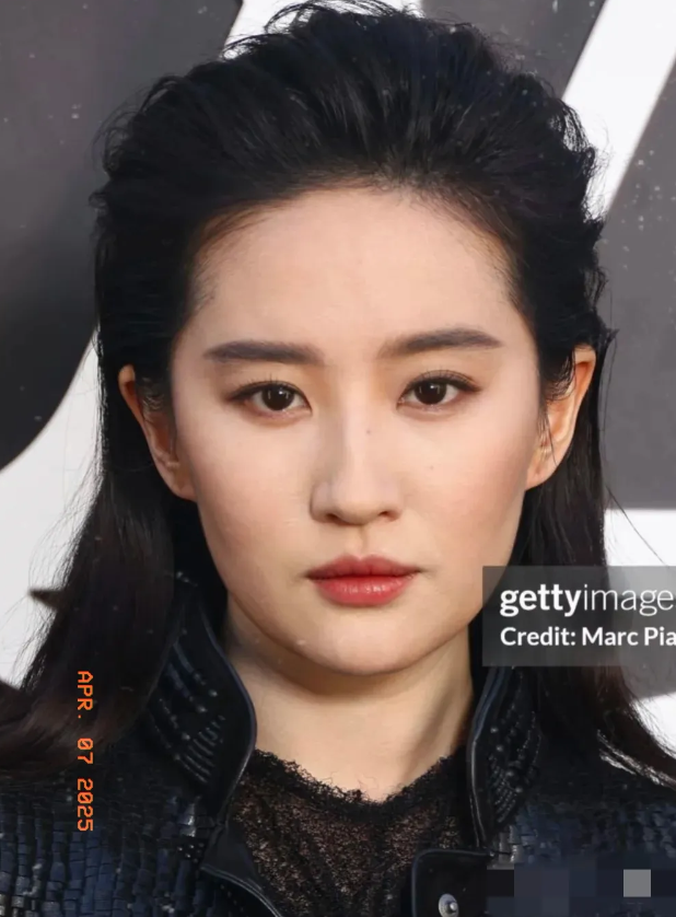 刘亦菲怼脸生图，毛孔清晰可见。网友：这姐状态也太牛了吧！