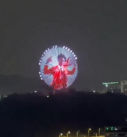 重庆的摩天轮上出现了超级网红甲亢哥的脸。
Super idol的笑容，都没你的甜
