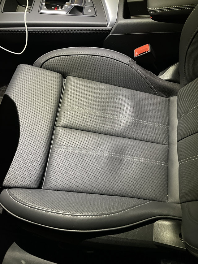 a4l座椅
提车一个半月，开了三千公里，本人体重65kg。座椅就成这样了