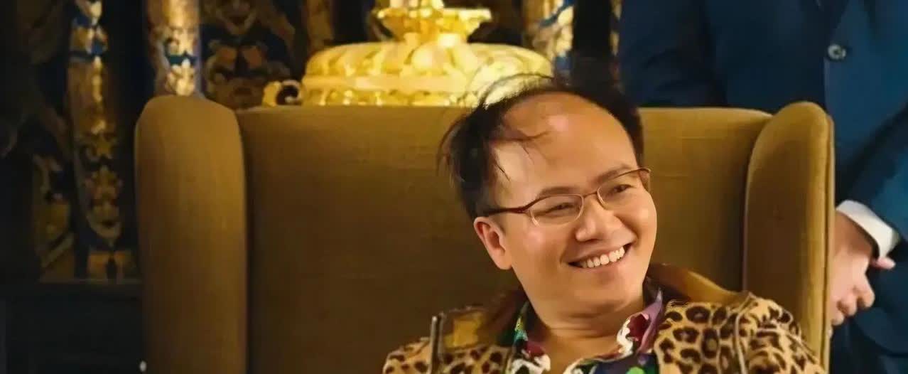 戏里爱玩土豪，戏外油腻猥琐。
郑冀峰被抓让很多人意外，不久前还有自媒体扒他戏里