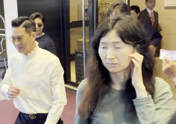 张家辉睽违10年访台湾，疑似带着老婆关咏荷入住台北诚品行旅，大批「职业粉丝」闻风