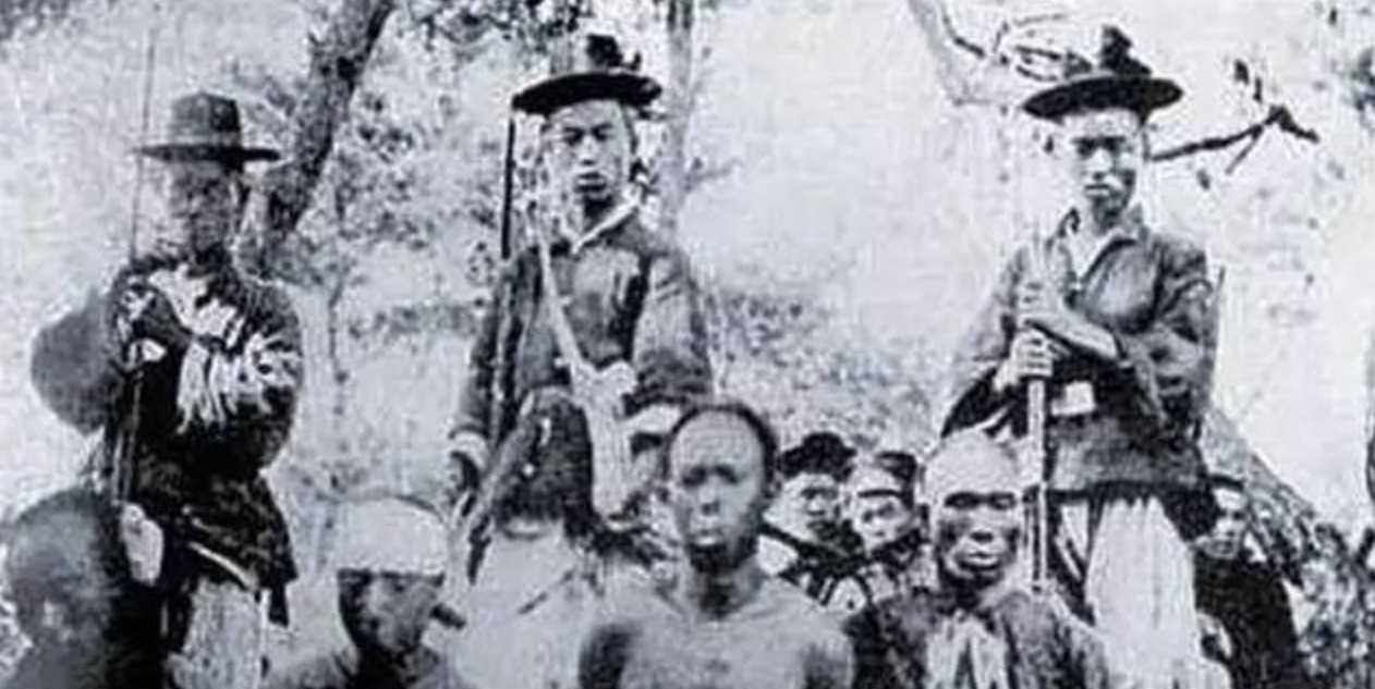 1862年6月初，太平天国将领陈玉成被凌迟处死，行刑台上坐着的，是搂着陈玉成小妾