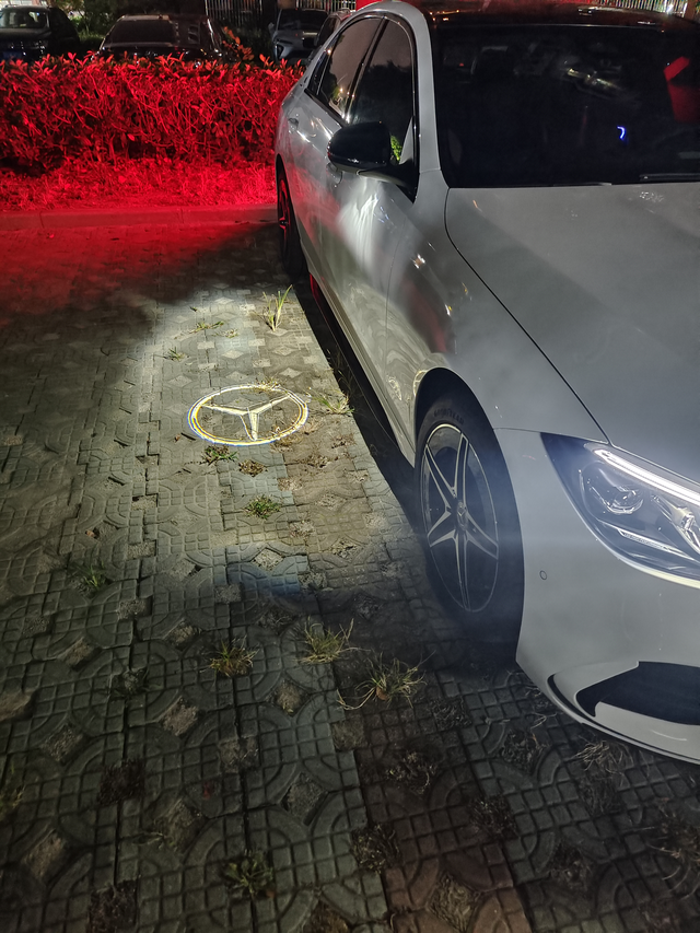 c260l皓夜白色内棕
氛围灯真的好好看，买它就是为了这个，就喜欢晚上开车出去兜