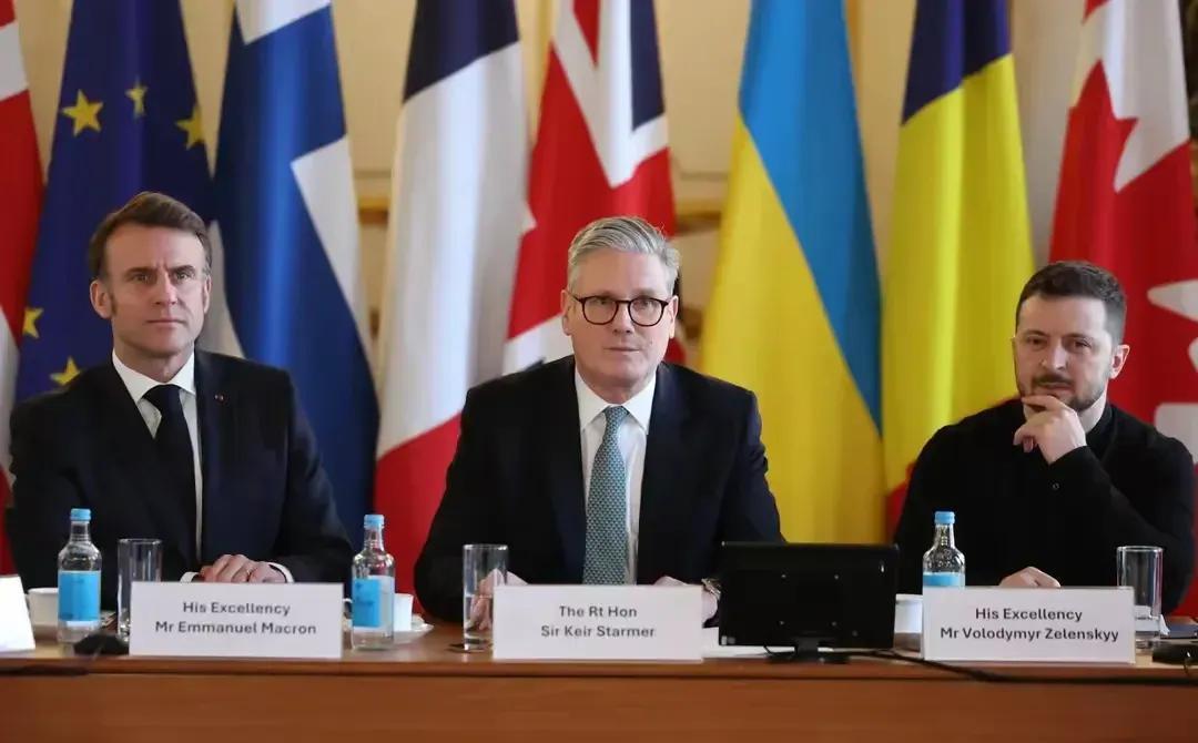 英国召开的乌克兰峰会开场第一句话，就惹得泽连斯基不高兴！ 英国首相斯塔默称: “