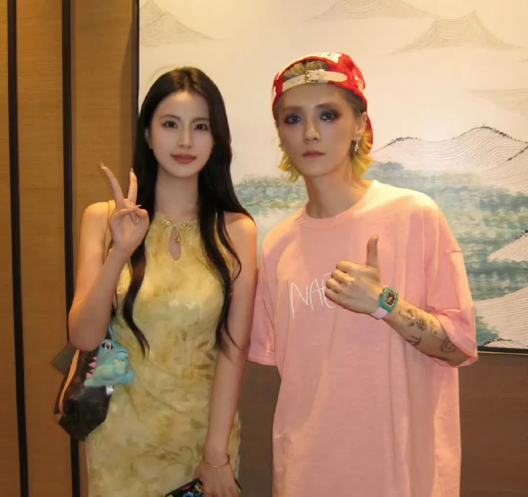 这是关晓彤还是鹿晗？
难怪能成为情侣，
确实有夫妻相，
不过鹿晗怎么经历了